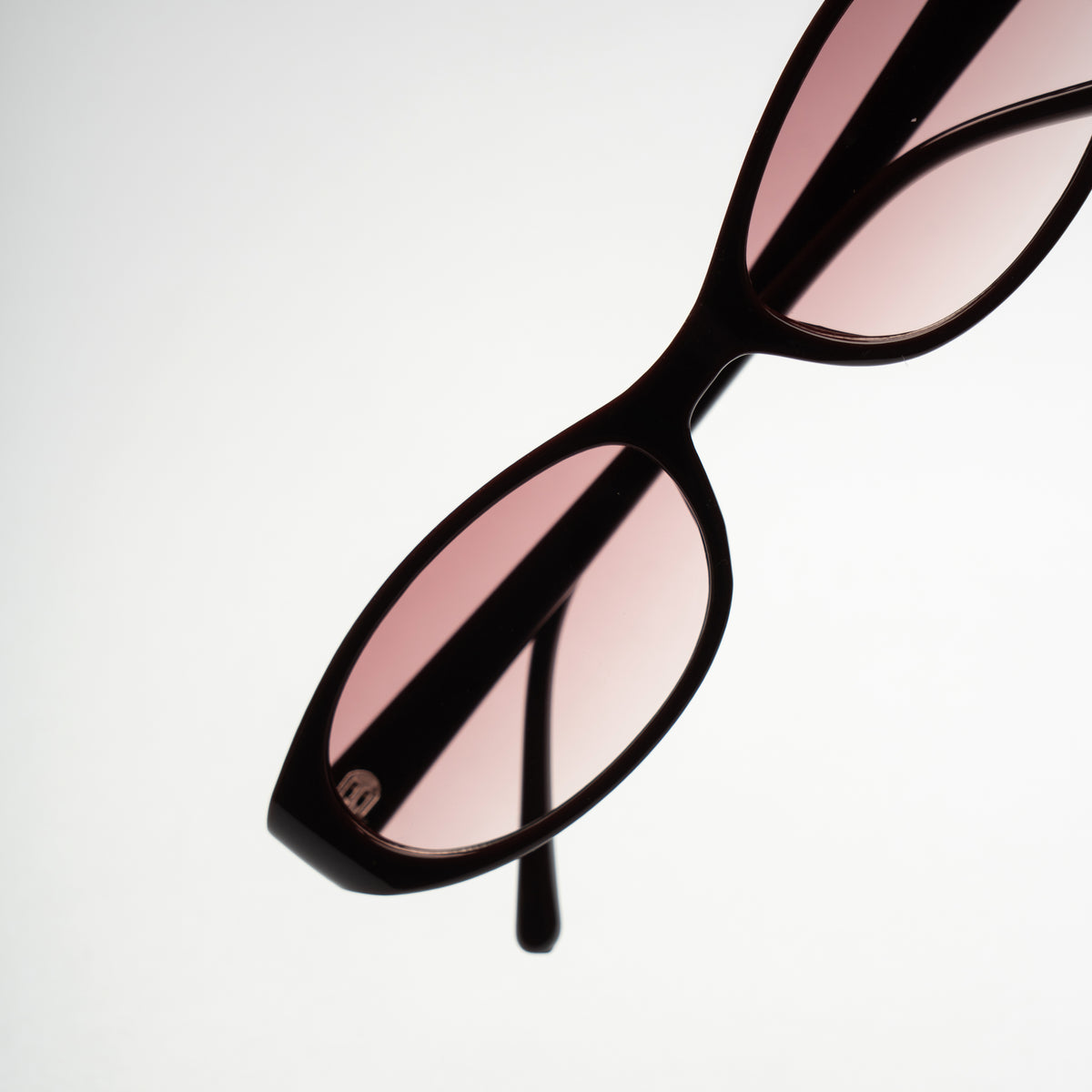 [ Nyx ] Slim 90s Oval Sunglasses : Cherry